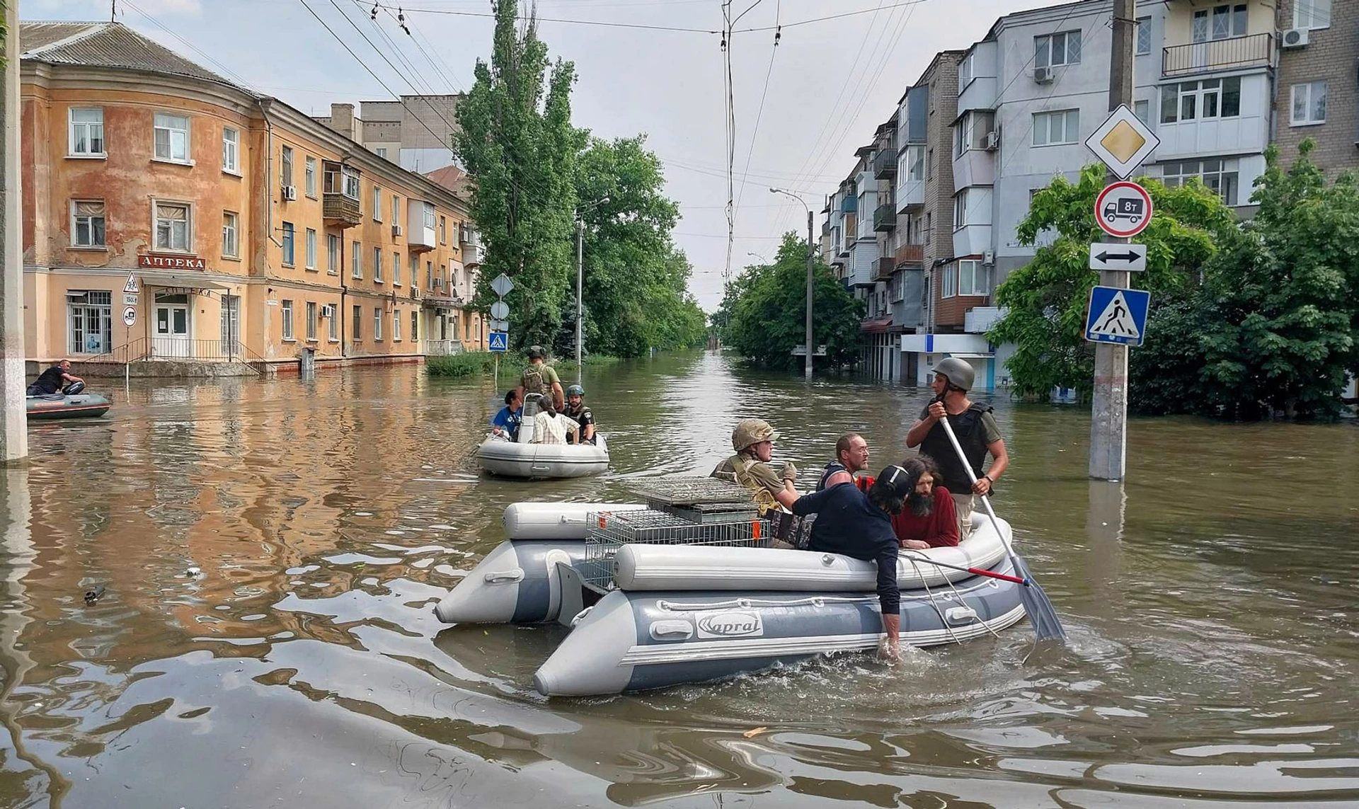 We are not afraid, we have sailed home. Ukrainska Pravda on high water and evacuation in Kherson