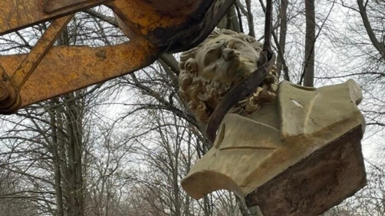 Пушкінопад дістався Краматорська: у місті знесли погруддя російського поета