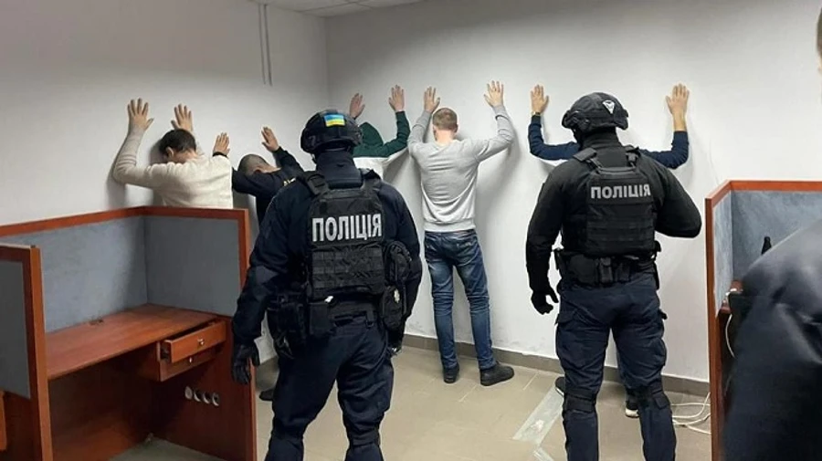 Поліція викрила колекторів, які шантажували боржників порнофотографіями