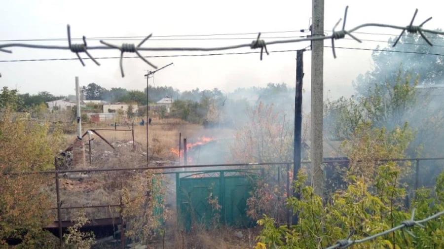 В Станице Луганской пылает улица: потушить трудно, детонируют боеприпасы