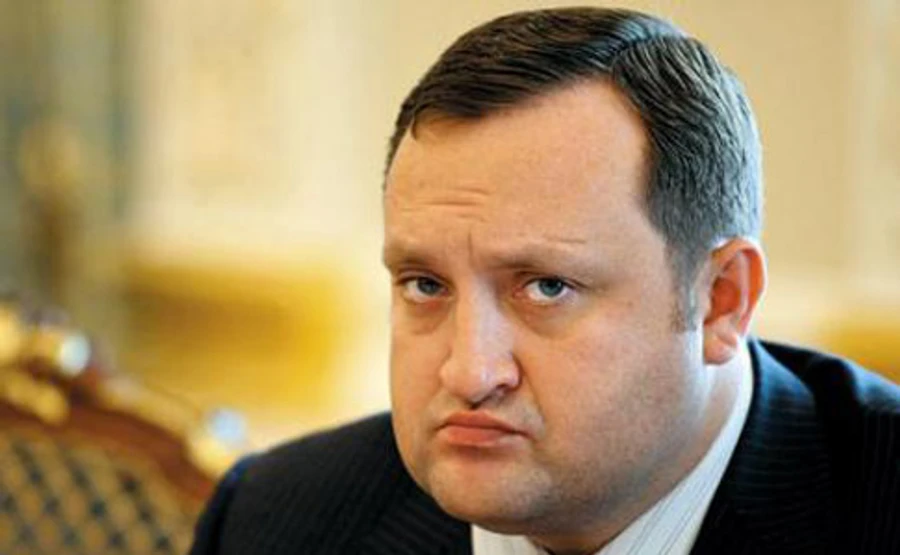 Суд разрешил проводить заочное расследование против Арбузова