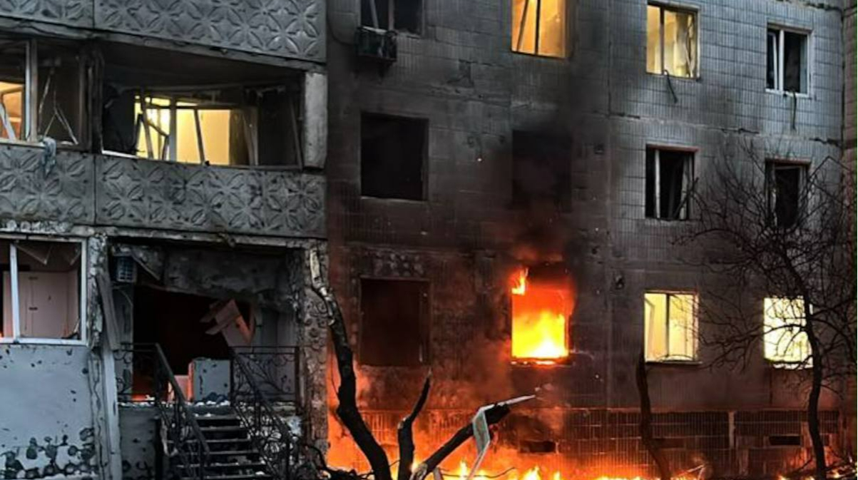 РФ вдарила по будинку в Сумах: є постраждалі