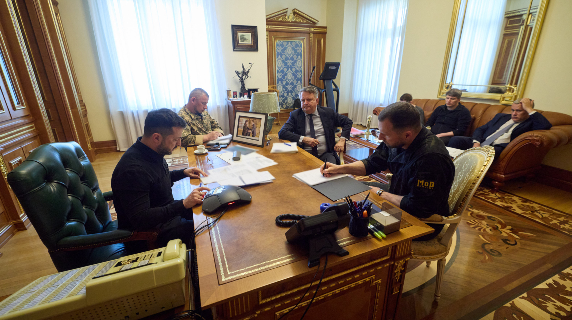 Зеленський дві години говорив із Макроном: прискорення постачань і дипломатія
