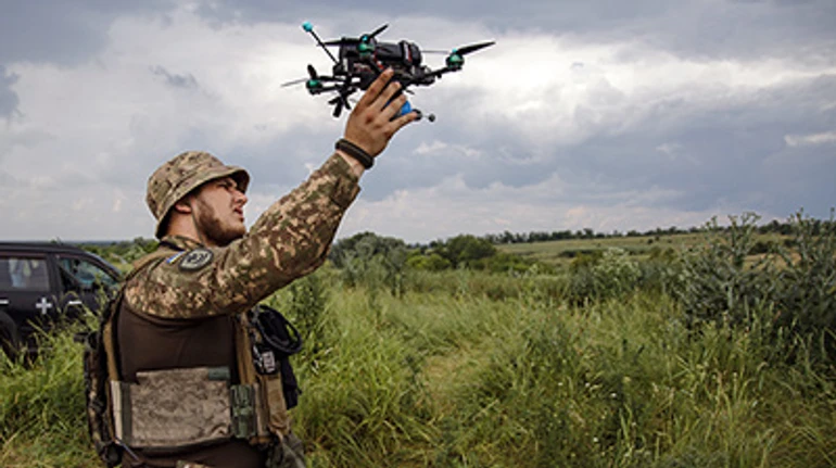 Трохи ізолєнти, гарний снаряд – і він забере з собою не тільки р*сню, а й техніку. Як зайчики освоюють FPV-дрони на Лимані