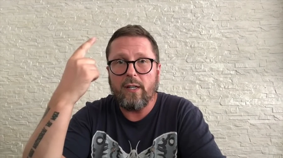 Ukrainian Security Service serves a new notice suspicion on pro-Russian propagandist blogger Sharii