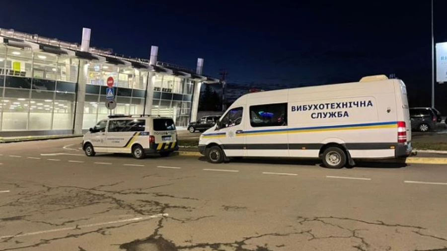 В Киеве заминировали аэропорты и ТРЦ