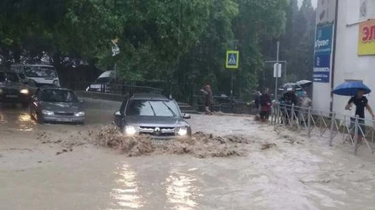 Крым затапливает второй день подряд: Улицы Ялты превратились в реки