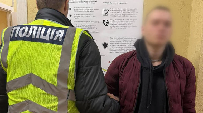 Работник столичного клуба в форме полиции инсценировал задержание Санты: его оштрафуют