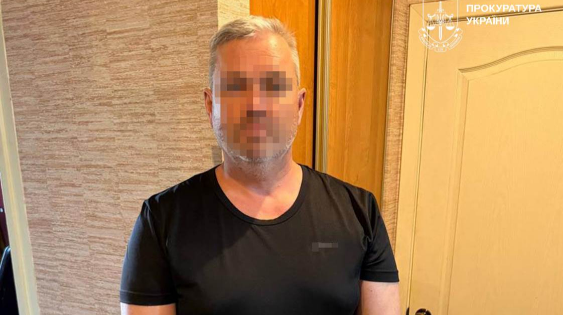 Посадовцю на Донеччині оголосили підозру в зберіганні дитячої порнографії, зброї та набоїв