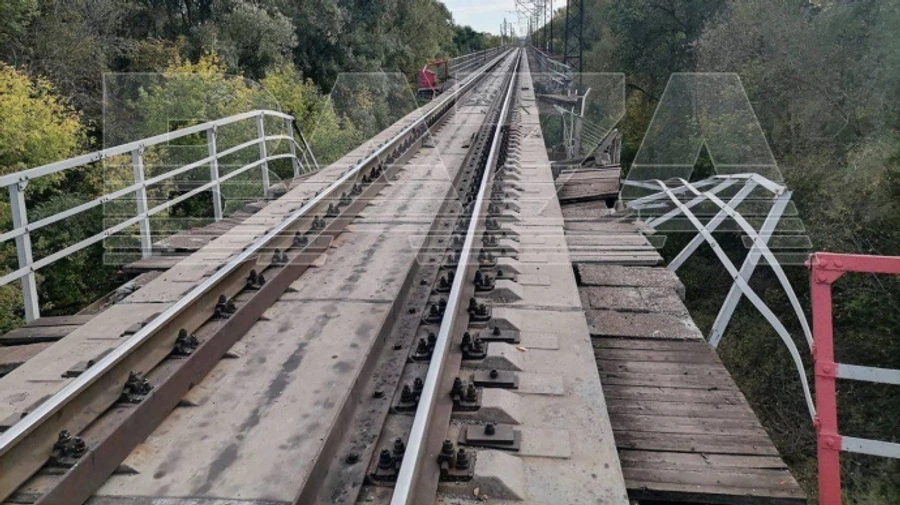 Train traffic suspended in Russia's Samara Oblast after explosions on railway bridge – photo, video