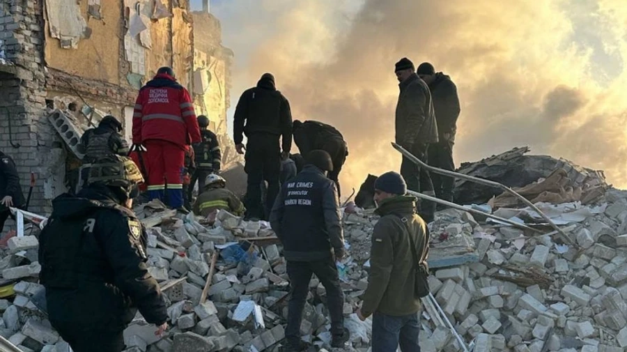 Авіабомби на Куп’янськ: з-під завалів дістали тіло жінки