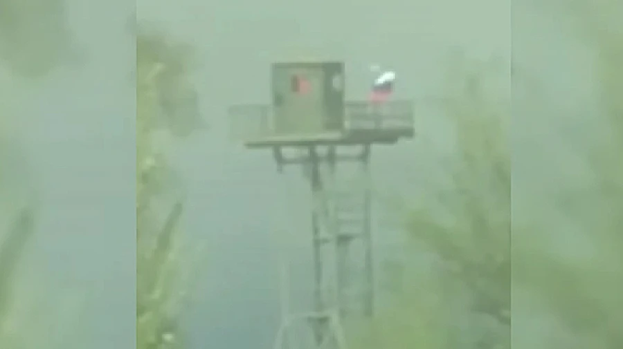 Россияне украсили украинскую башню триколором: пограничники сбросили на него взрывчатку