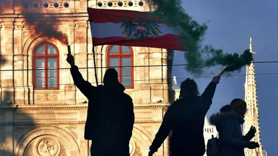 Тысячи людей вышли на улицы Вены против принудительной вакцинации и локдауна