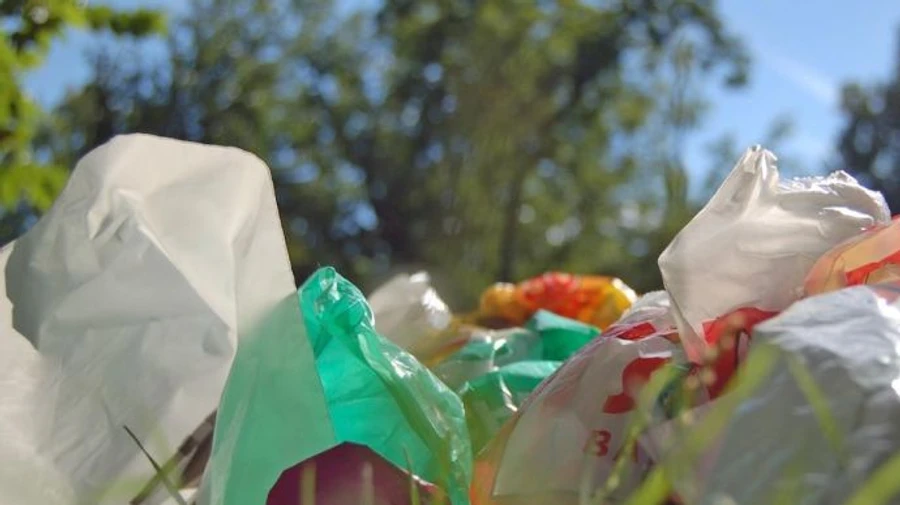 Зеленський підписав закон про обмеження обігу пластикових пакетів