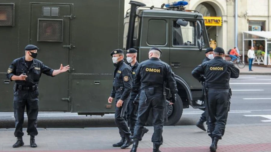 У МВС Білорусі заявили, що зґвалтувати в автозаку не можна