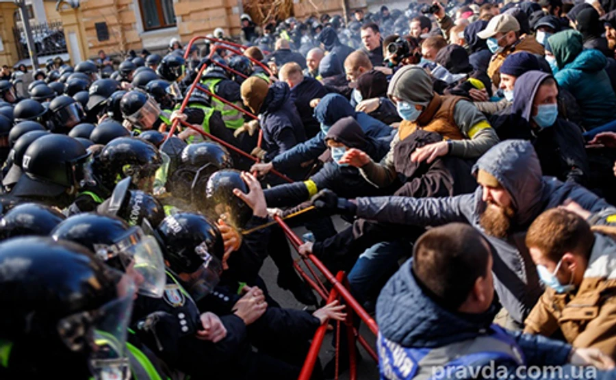 Столкновения возле АП: пострадали трое правоохранителей