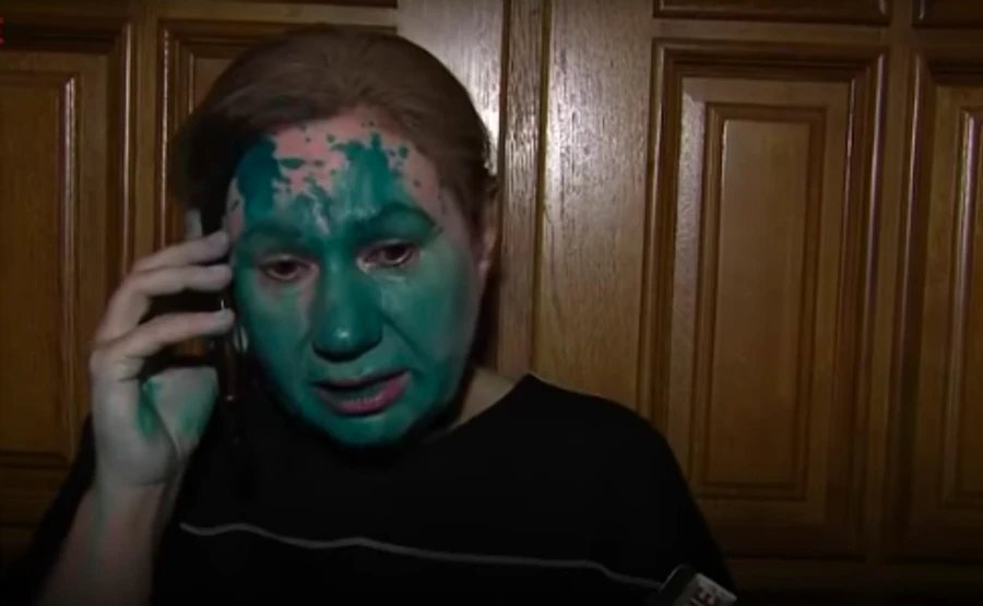 Мать экс-регионалки Бережной облили зеленкой