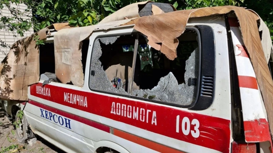 Росіяни атакували медзаклад у Херсоні: пошкоджені будівля і швидкі