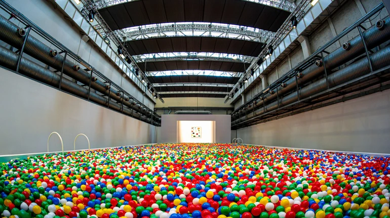 McDonald's создал гигантский бассейн с шариками на Неделе дизайна в Милане