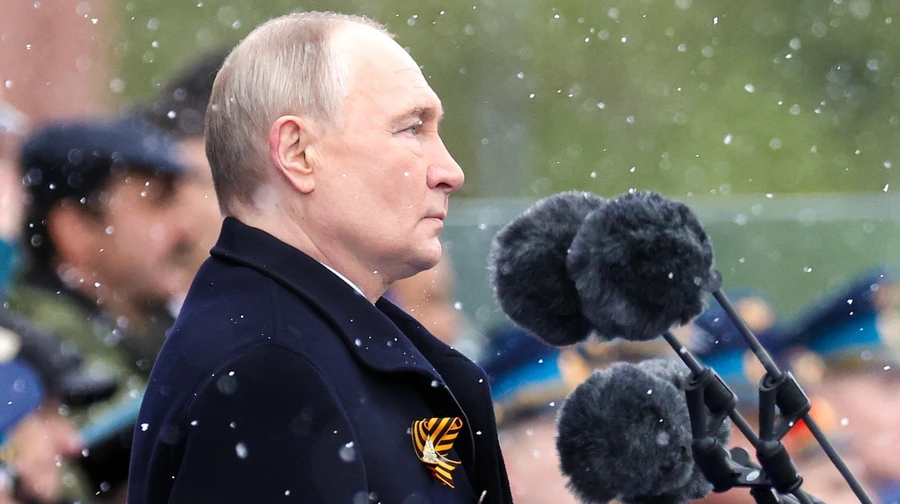 Без салютів, інтернету та техніки, а подекуди взагалі без параду – в Росії 9 травня відзначать з обмеженнями