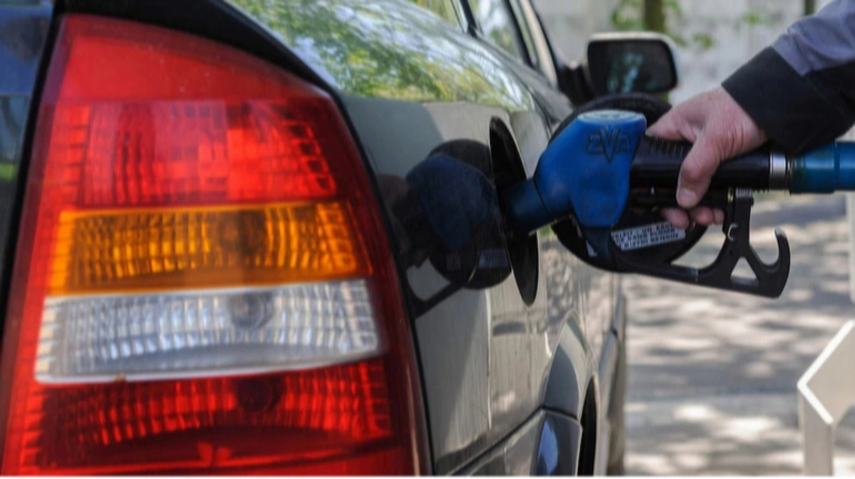 Russia faces petrol shortages following Ukraine's strikes on its oil refineries