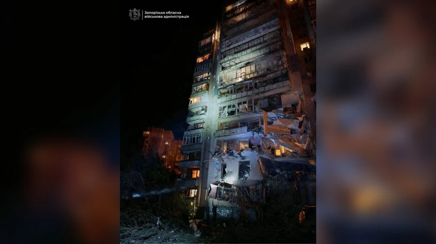 Россияне обстреляли многоэтажный дом в Запорожье: ранены три человека, в том числе ребенок – ОВА