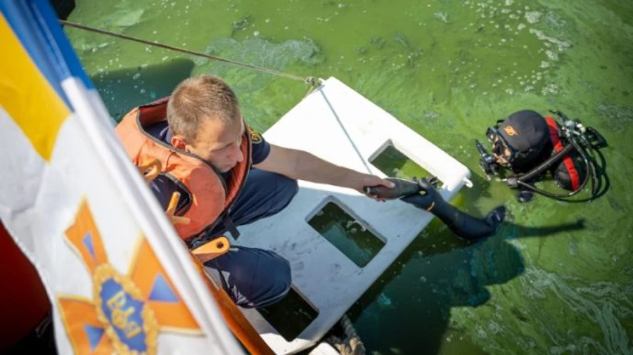 Підводний робот і дрон: рятувальники показали, як розміновують водойми