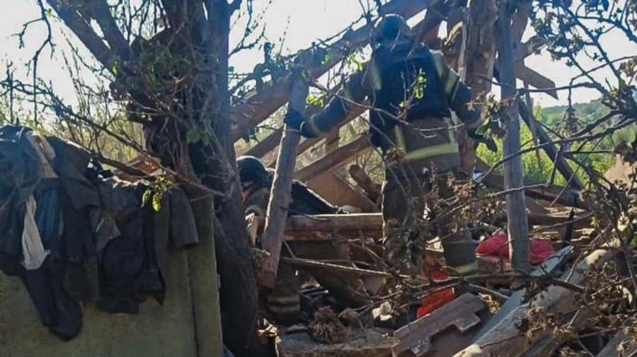 Russian guided bombs hit residential areas in Kupiansk, Kharkiv Oblast: body found under rubble – photos