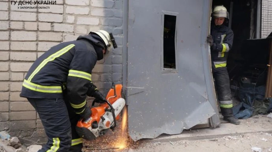 После обстрела россиян в Запорожье деформированные двери заблокировали в доме женщину с ребенком