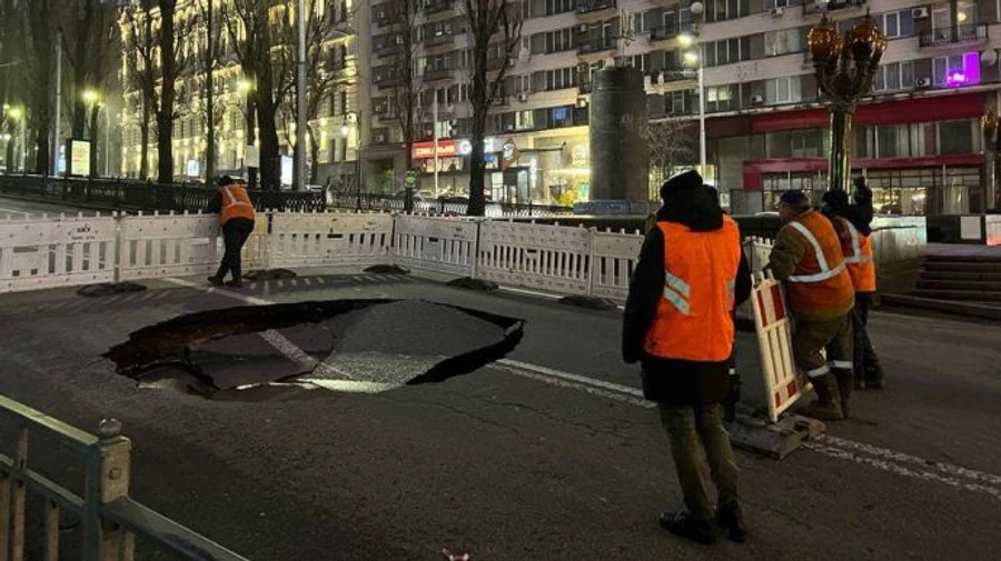 В центре Киева провалился асфальт, изменено движение транспорта