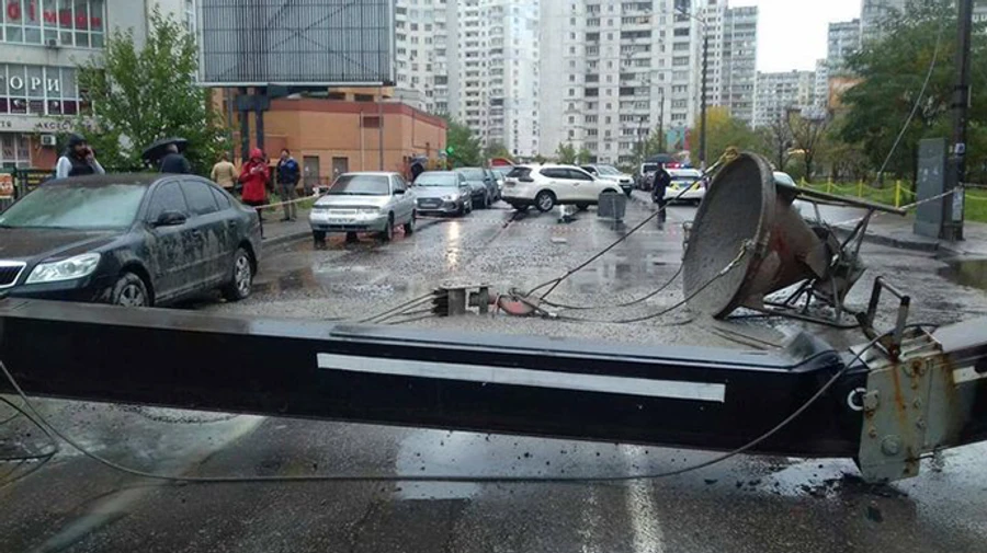 На Позняках на дорогу упал строительный кран, движение перекрыто