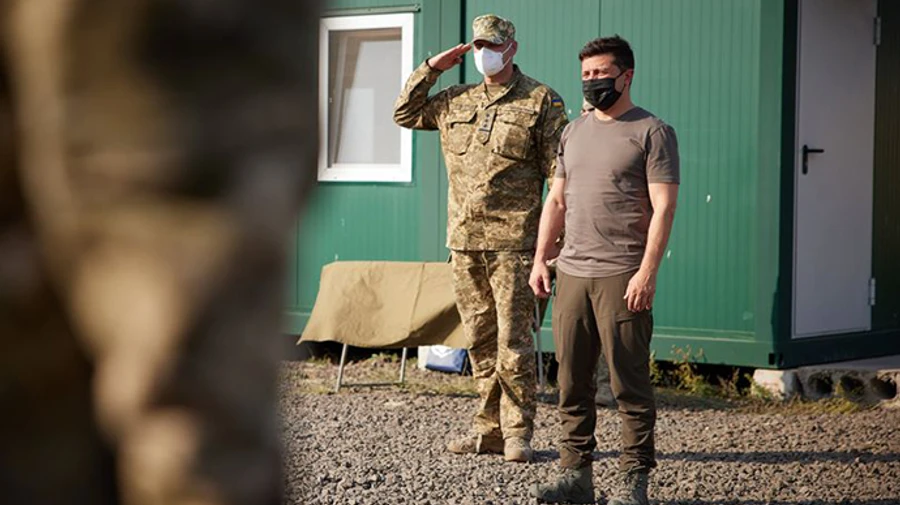 Зеленський на Донеччині поїв із солдатами борщу і вручив нагороди