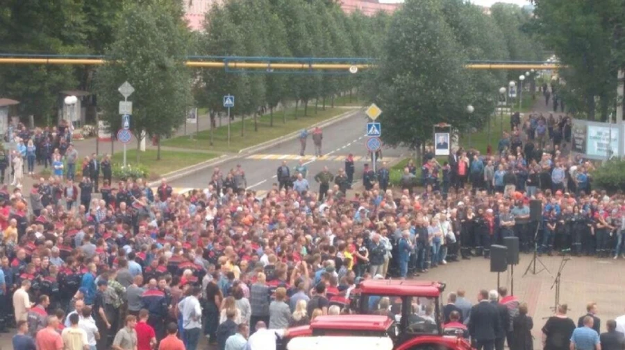 Мінський тракторний завод зупинив роботу та висунув вимоги до влади