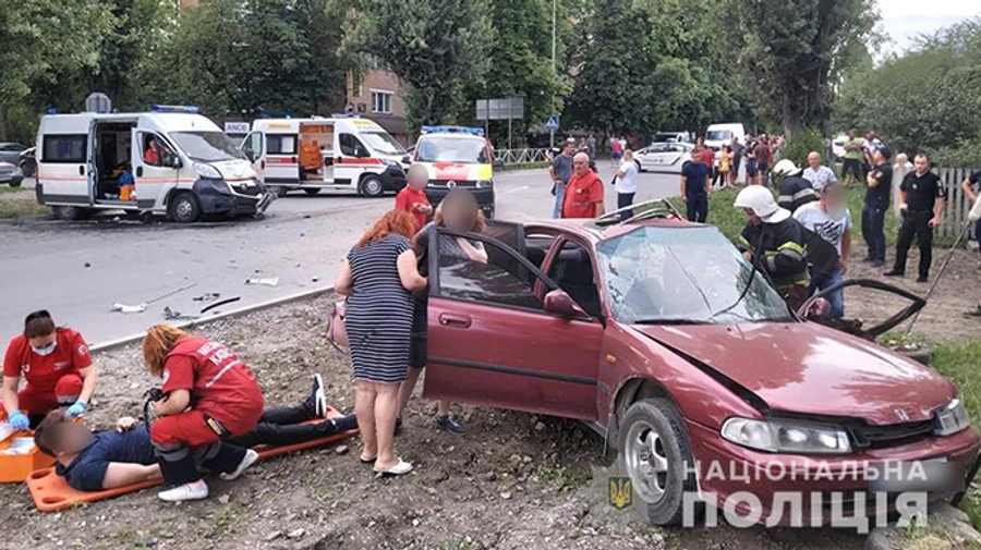 У Кам’янці-Подільському авто влетіло в швидку: 9 травмованих