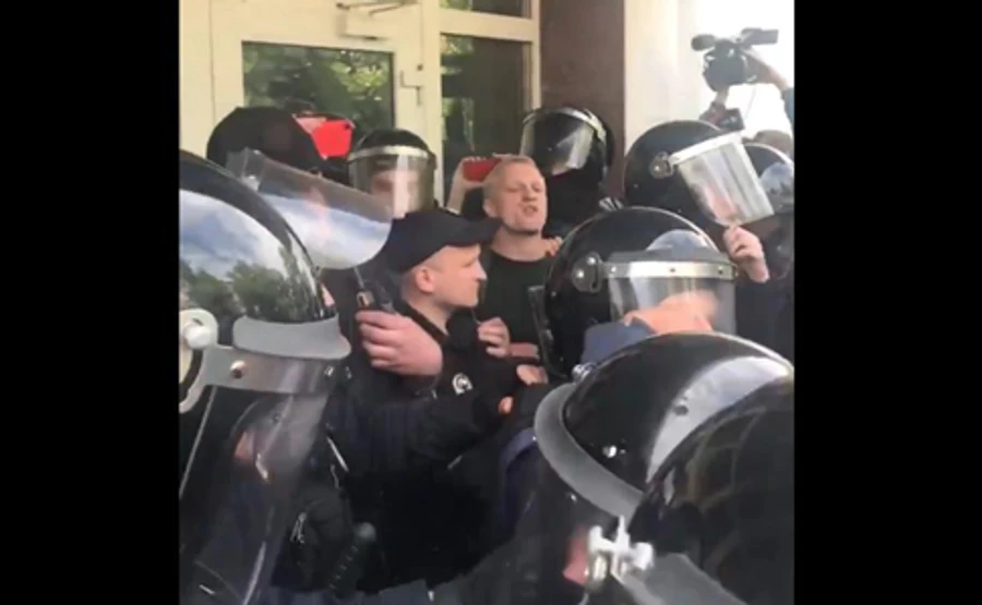 Под МВД произошла потасовка: задерживали Шабунина