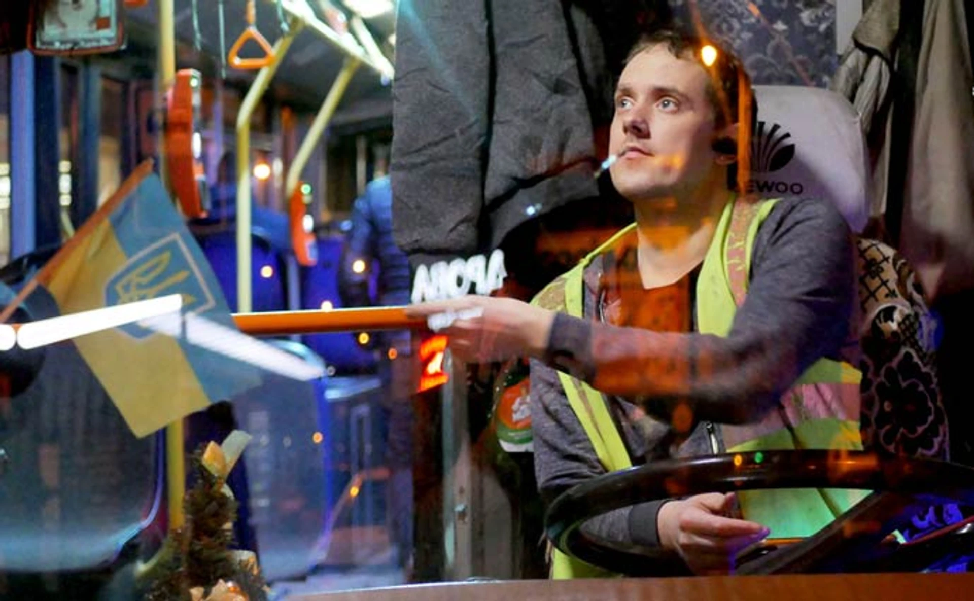 Шеф, у вас наср*ли! Как работает ночной троллейбус на Троещину