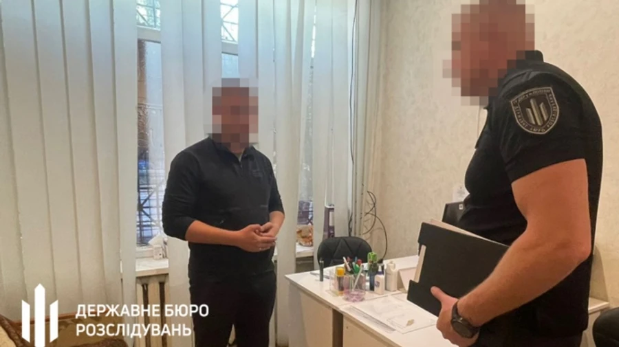 Працівник ТЦК в Дніпрі незаконно списав з військового обліку 17 чоловіків – ДБР