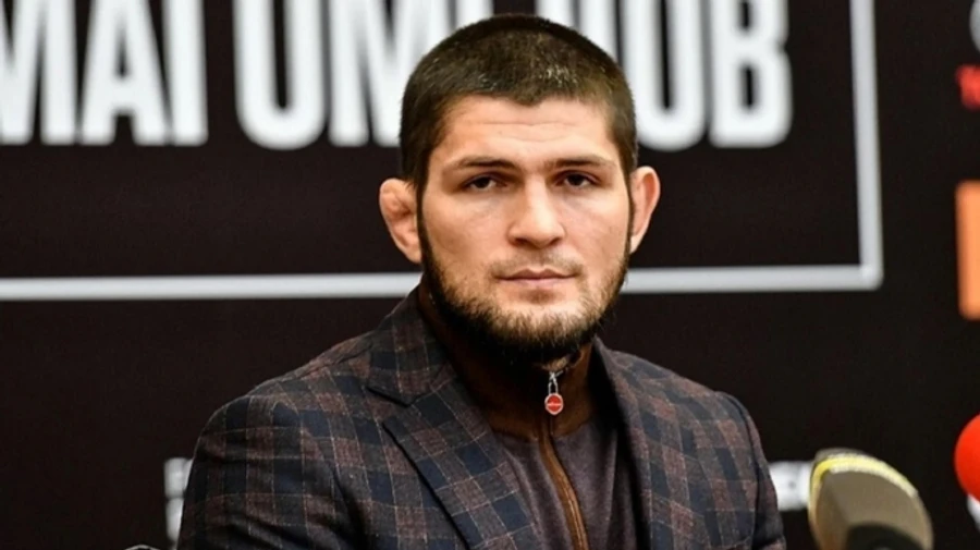 Russian MMA fighter removed from flight – video