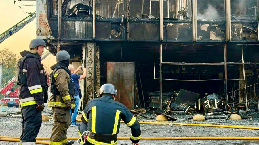 Large fires in Zaporizhzhia: Russians strike shopping centre and high-rise buildings, injuring six – photos, videos