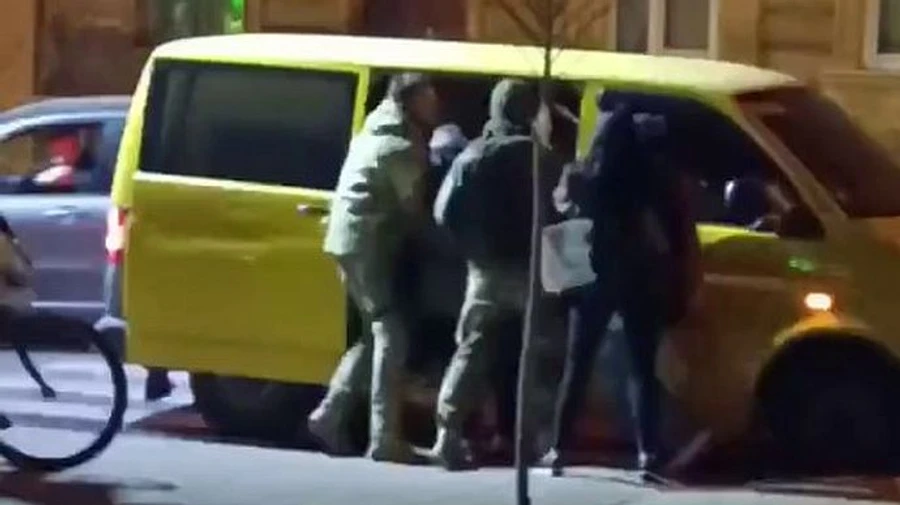 У Львівському ТЦК обіцяють покарати посадовців через відео з пакуванням чоловіка