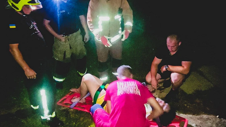 На Закарпатье обвалился мост: отдыхающие упали в реку, есть погибшая