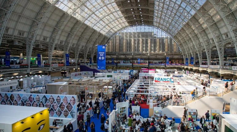 Зруйнована бібліотека на гастролях: як Україна просуває свою літературу за кордоном