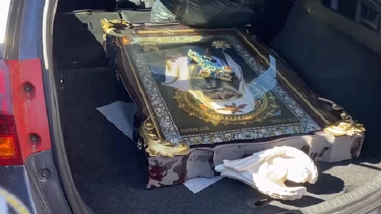 Car taking away icon from Kyiv monastery is stopped by police