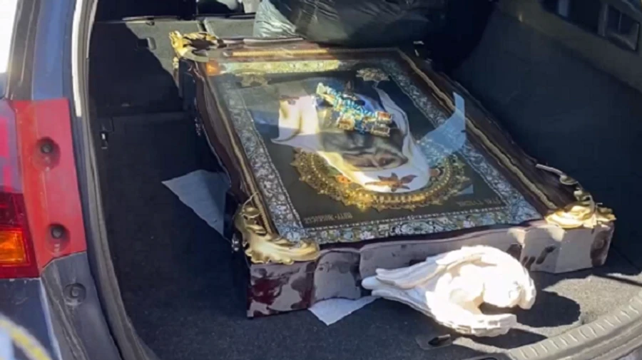 Car taking away icon from Kyiv monastery is stopped by police
