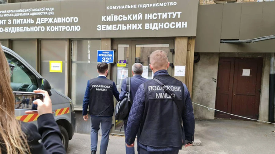 Прокуратура и фискалы проводят обыски в зданиях КГГА