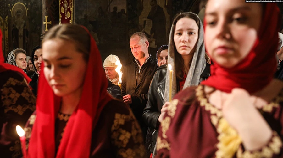 Пасхальные богослужения: прихожане УПЦ МП без масок, ПЦУ – в масках