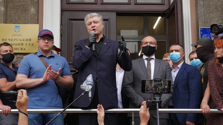 З третьої спроби суддя Вовк відпустив Порошенка без будь-яких обмежень