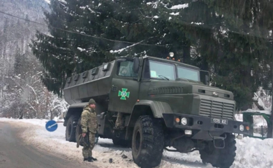 Спецоперация в Закарпатье: Силовики перекрывают дорогу, привлекли технику