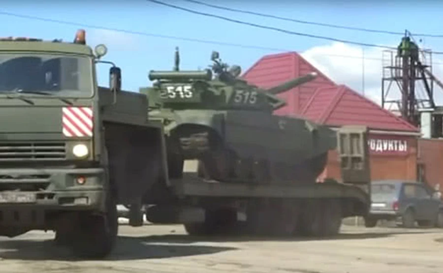 Reuters показал десятки российских танков у границ Украины