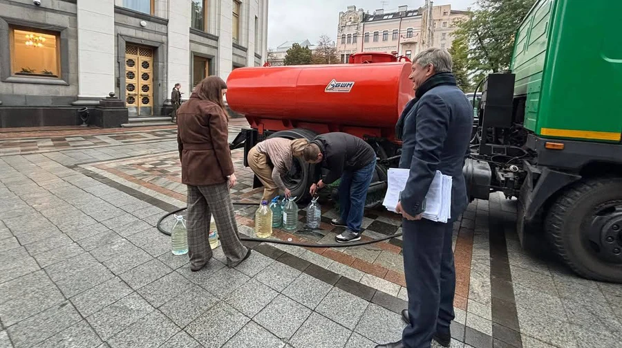 Ukrainian government quarter left without water after Russian strike – Cabinet receives portable toilets